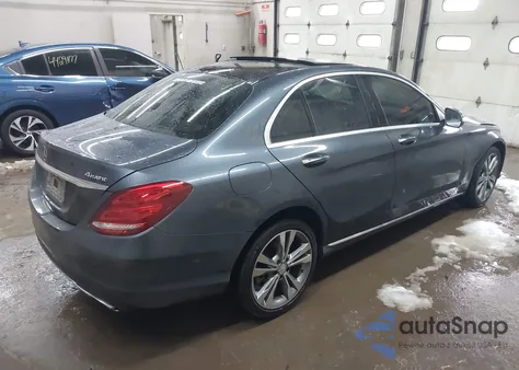 2015 Mercedes-Benz C-Class C 300 z USA, uszkodzony, nr VIN 55SWF4KB3FU091496